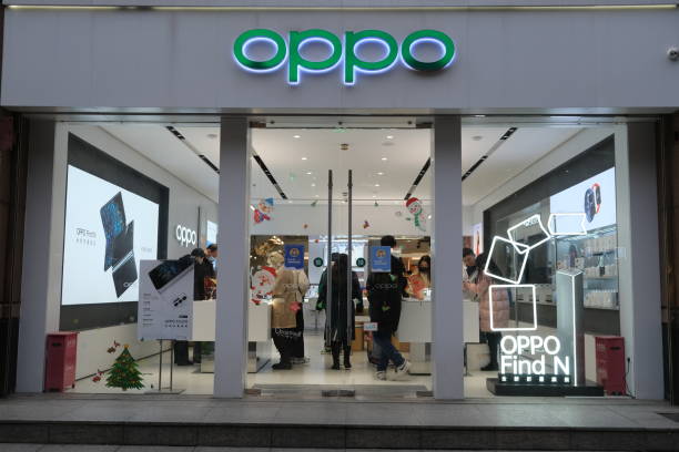 En la imagen es posible verse una tienda física de la empre Oppo con clientes, se puede ver casi todo su interior y anuncios de sus productos como teléfonos.