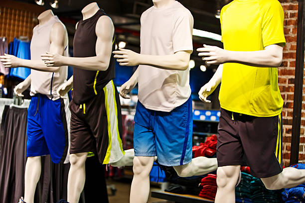 En la imagen se puede ver a lo que se entiende unos maniquís en una tienda de ropa de deporte con ropa sport.