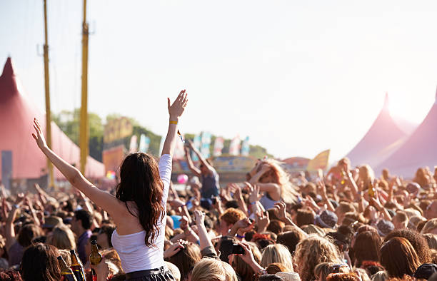Se puede apreciar una multitud en un festival o concierto de día.