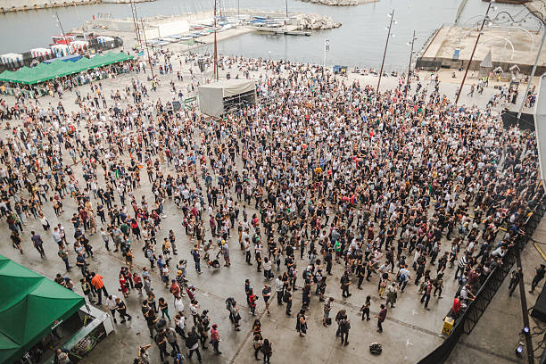 En la fotografía se puede observar una zona que hay en el festival Primavera Sound cerca del puerto, en esta imagen se llega a ver una multitud de gente.
