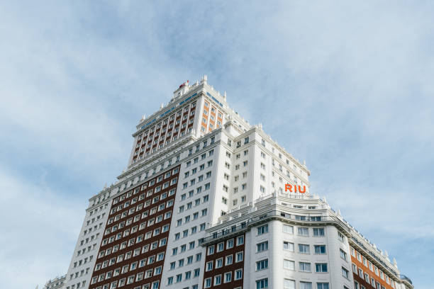 Imagen del Hotel Riu Plaza España ubicado en Madrid, se puede ver el hotel desde una perspectiva baja , es una imagen donde muestra al hotel por una parte y no en su totalidad.