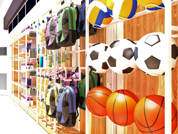 En la imagen que aparece es visible como una tienda de deportes, en concreto lo que se muestra son unas estanterías con diferentes productos, desde balones de fútbol, baloncesto, voleyball hasta unas cantimploras o mochilas 
