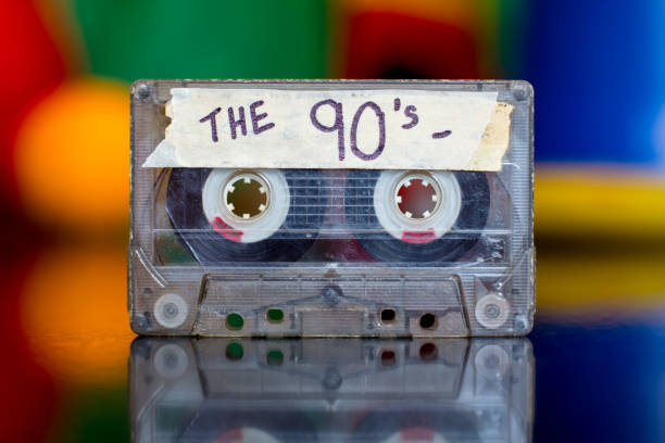 En la fotografía es visible un cassette y una cinta de celo que está escita y pone the 90´s.