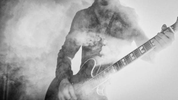 En la imagen está como protagonista un chico con una guitarra rodeado de humo