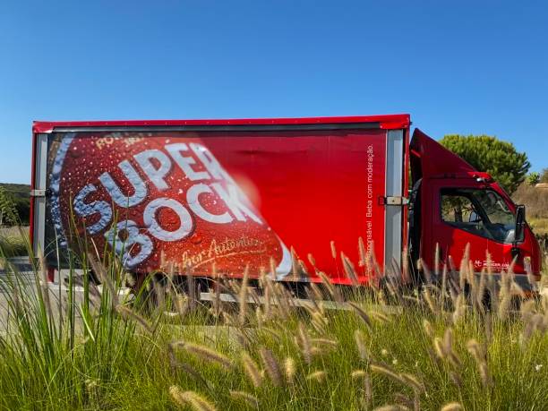 En la imagen se ve un camión de la  marca de cerveza portuguesa famosa, Super Bock
