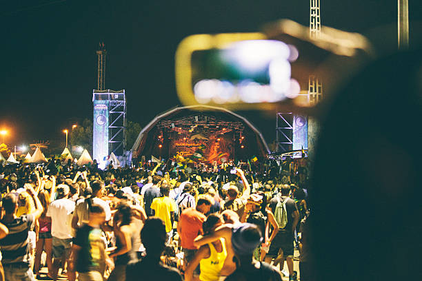 En la imagen se puede ver una multitud de gente frente a un escenario, es de noche. Este festival es el de Rototom Sunsplash, que se ubica en Benicassim, España