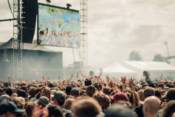 Se puede ver en la imagen una multitud pasándolo bien en un festival
