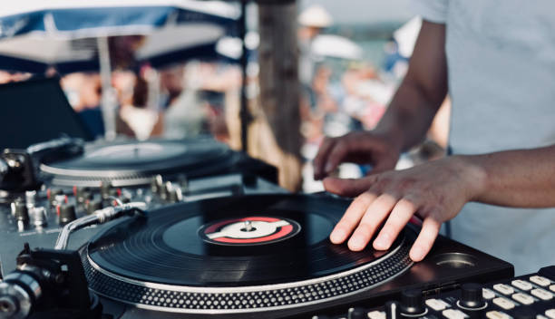 En la imagen se puede ver un dj tocando en una fiesta o festival